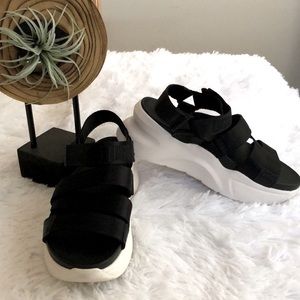 UGG LA Shores Platform Sandals 5.5 New